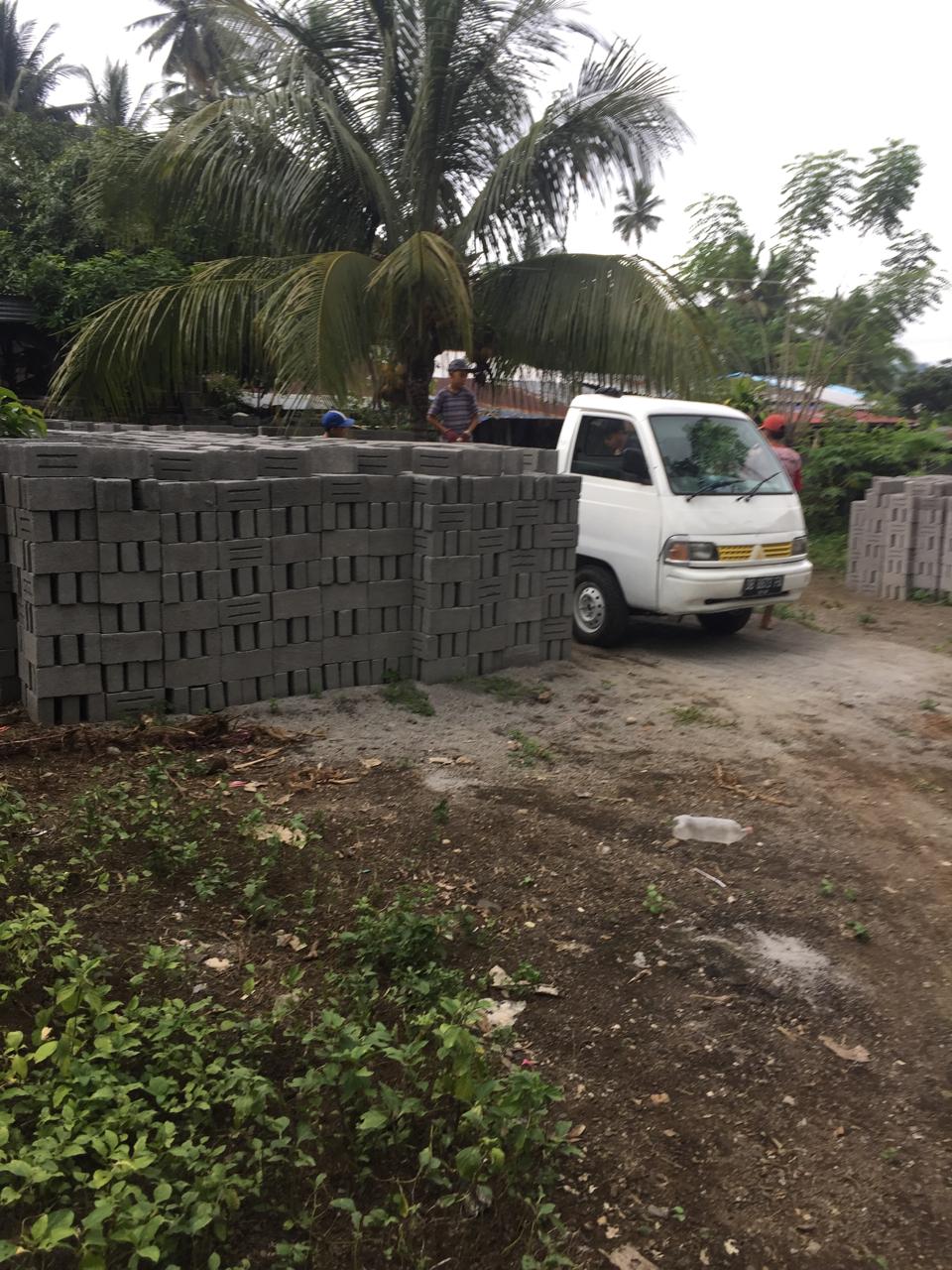 Proses muat batako ke mobil pick up