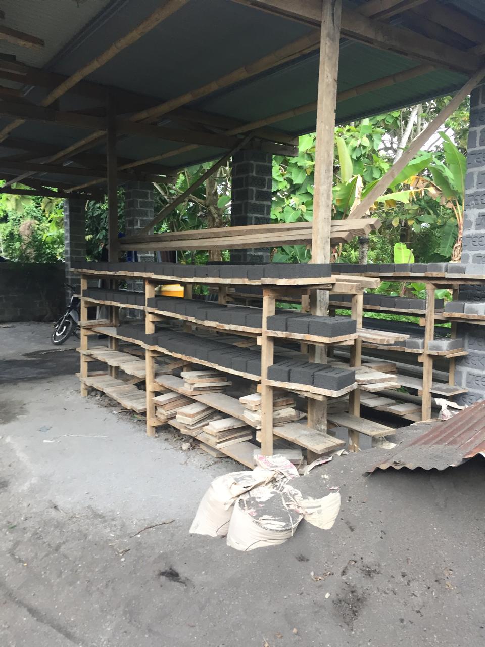 Rak kayu tempat pengeringan batako