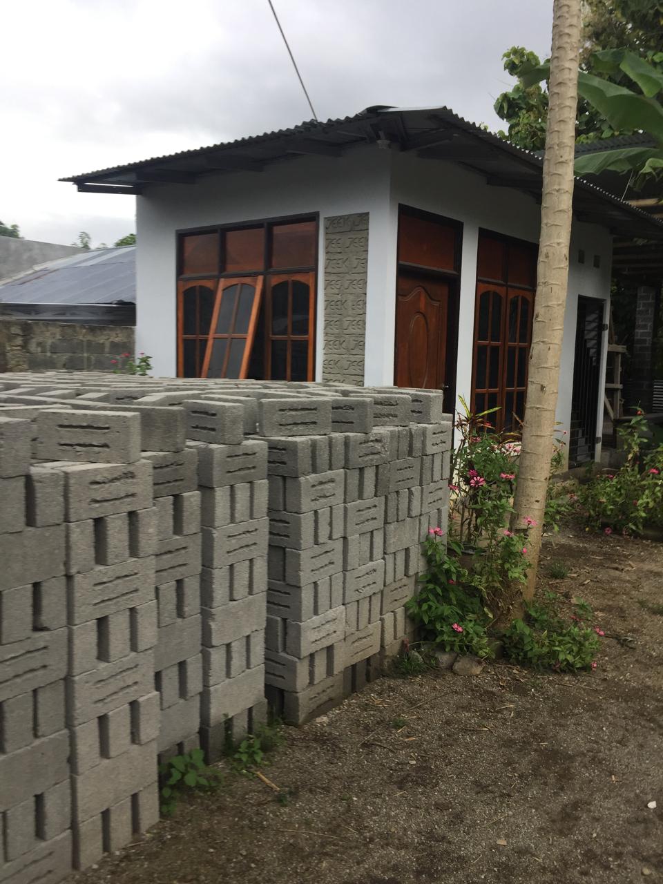 Batako tersusun di samping bangunan